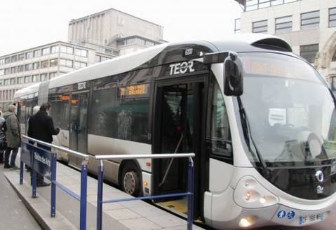 Autobus équipé du système de guidage optique d’accostage en station à Rouen